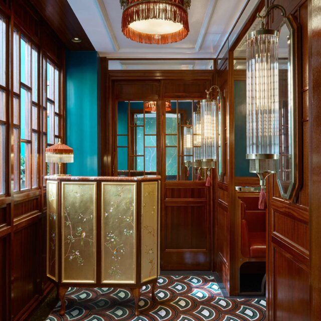 Restaurant Mayfair Chinese Opulent Dining Experience Crispy Duck in London High End