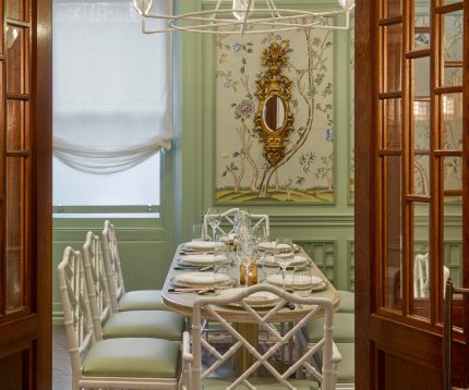 Restaurant Mayfair Chinese Opulent Dining Experience Crispy Duck in London High End