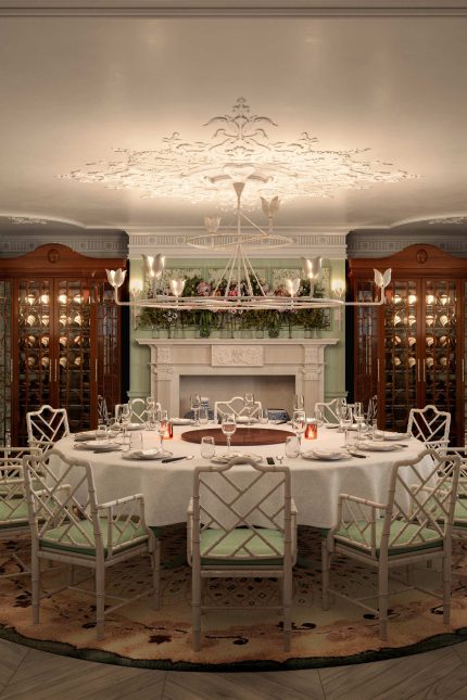 Restaurant Dubai Asian Chinese high-end glamours opulent with Dim Sum fine dining tasting menus Peacock Room