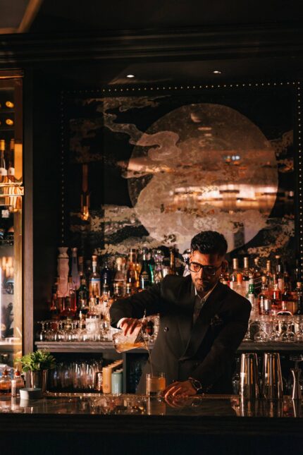 Restaurant Dubai Asian Chinese high-end glamours opulent with Dim Sum fine dining tasting menus Moon Bar