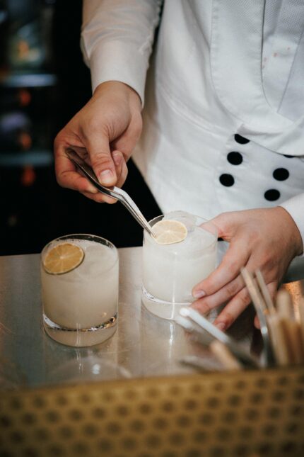 Restaurant Dubai Asian Chinese high-end glamours opulent with Dim Sum fine dining tasting menus Moon Bar