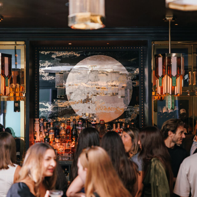 Restaurant Dubai Asian Chinese high-end glamours opulent with Dim Sum fine dining tasting menus Moon Bar